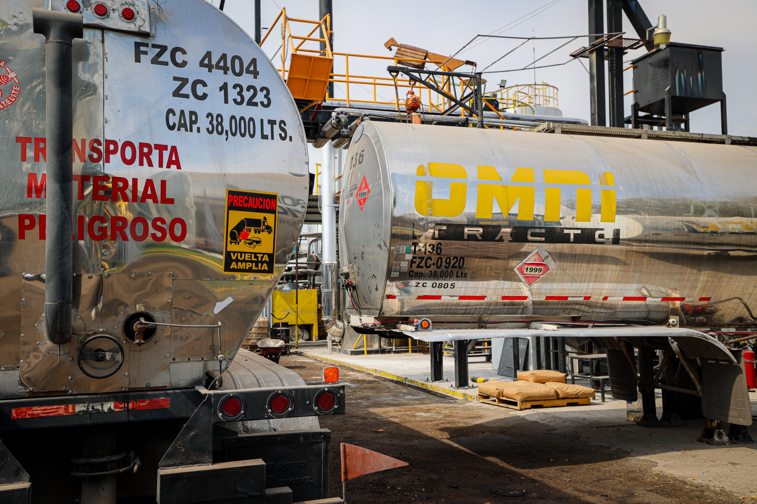 Transporte y logística de GMC Asfaltos: unidad de carga y operación en sitio