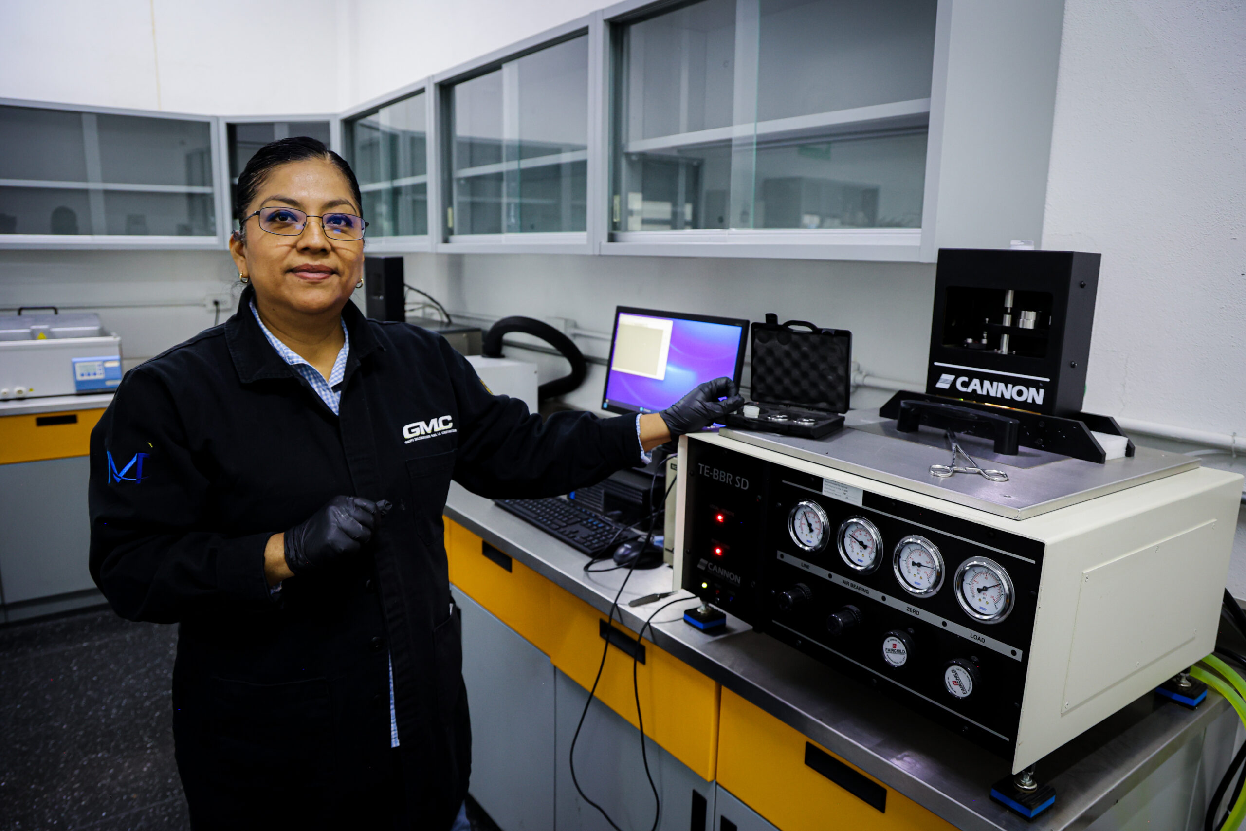 Personal de GMC realizando inspección y control de calidad en laboratorio de ligantes asfálticos.